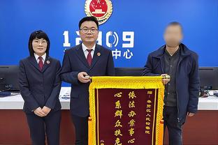 嘲讽判罚！马来西亚前锋被罚下场，竖大拇指+鼓掌，满面笑容离场